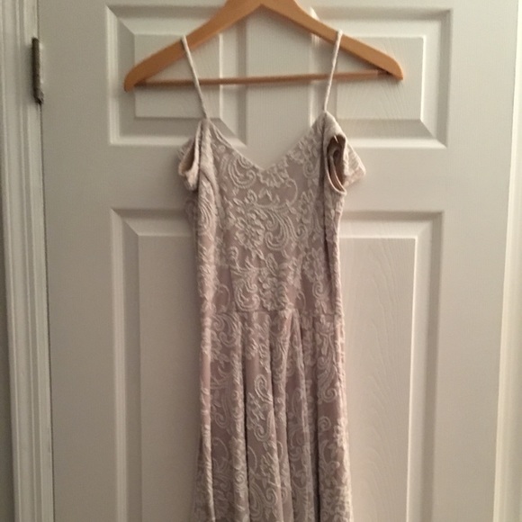 Lace woven nude and white dress - Picture 2 of 3